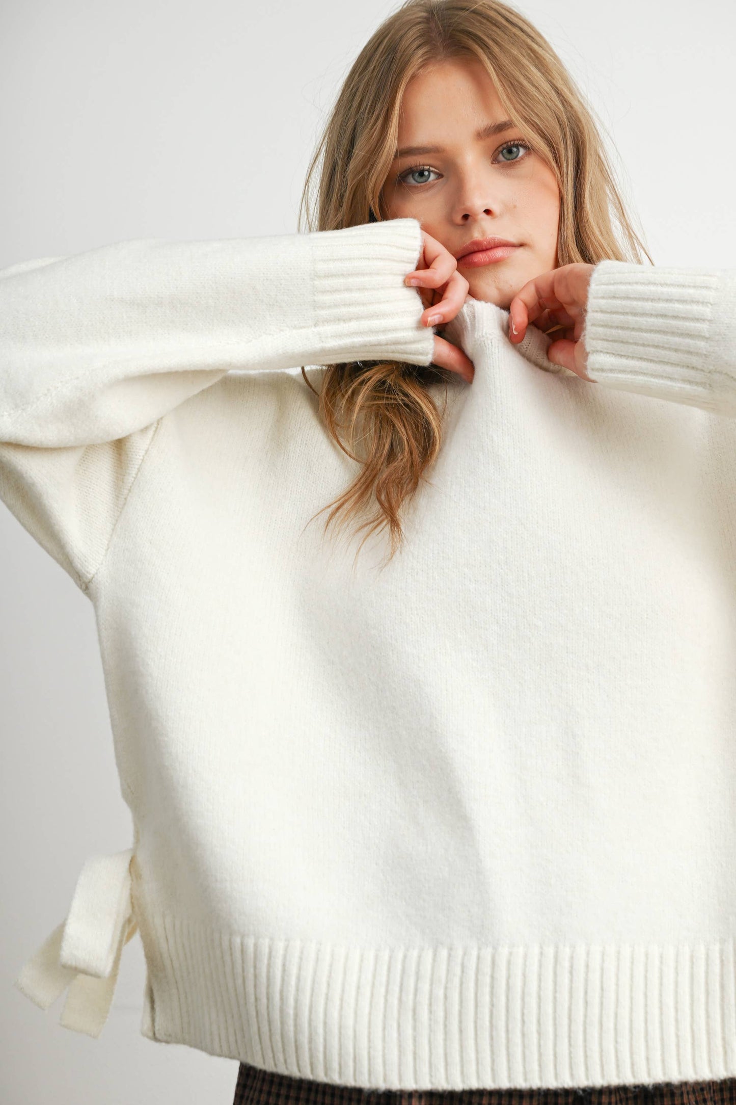 Cozy Knot Crewneck Sweater 🤍